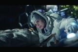 Netflix映画『ミッドナイト・スカイ』（12月配信）宇宙服に身を包み、意味深な表情を見せるフェリシティ・ジョーンズ 