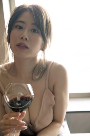 フィロのス 奥津マリリ 赤ワイン片手に大人なセクシーグラビア Oricon News