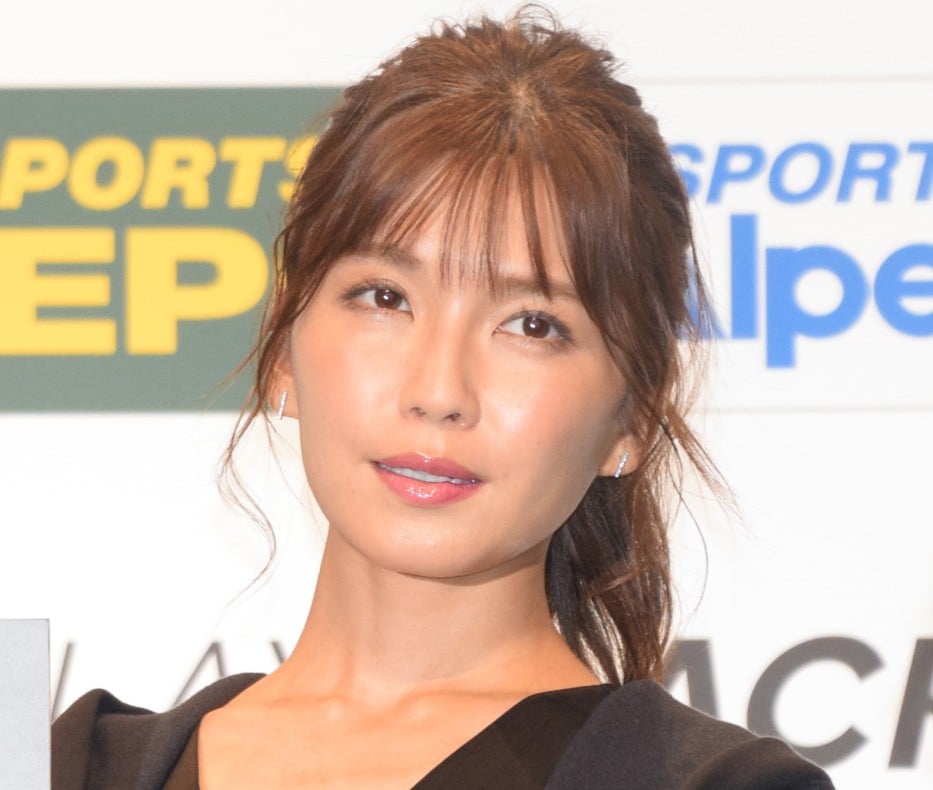 宇野実彩子、絶対領域あらわなミニスカ美脚ショット「脚細い!!」「悶絶