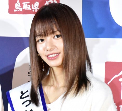 山本舞香 胸元チラリなスリット美脚ショット披露 カッコよすぎ Oricon News