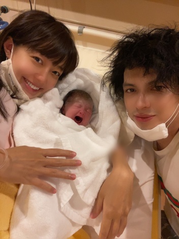 サムネイル 第2子女児出産を報告した川崎希&アレクサンダー夫妻（写真は事務所許諾済み） 