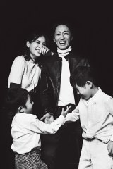 『VERY』12月号で家族写真を初公開した矢部浩之＆青木裕子ファミリー 