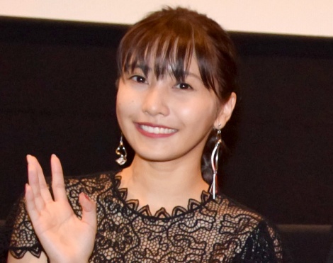 佐野ひなこ 水着姿の大胆ビーチショット 完璧すぎる どんどんきれいに Oricon News