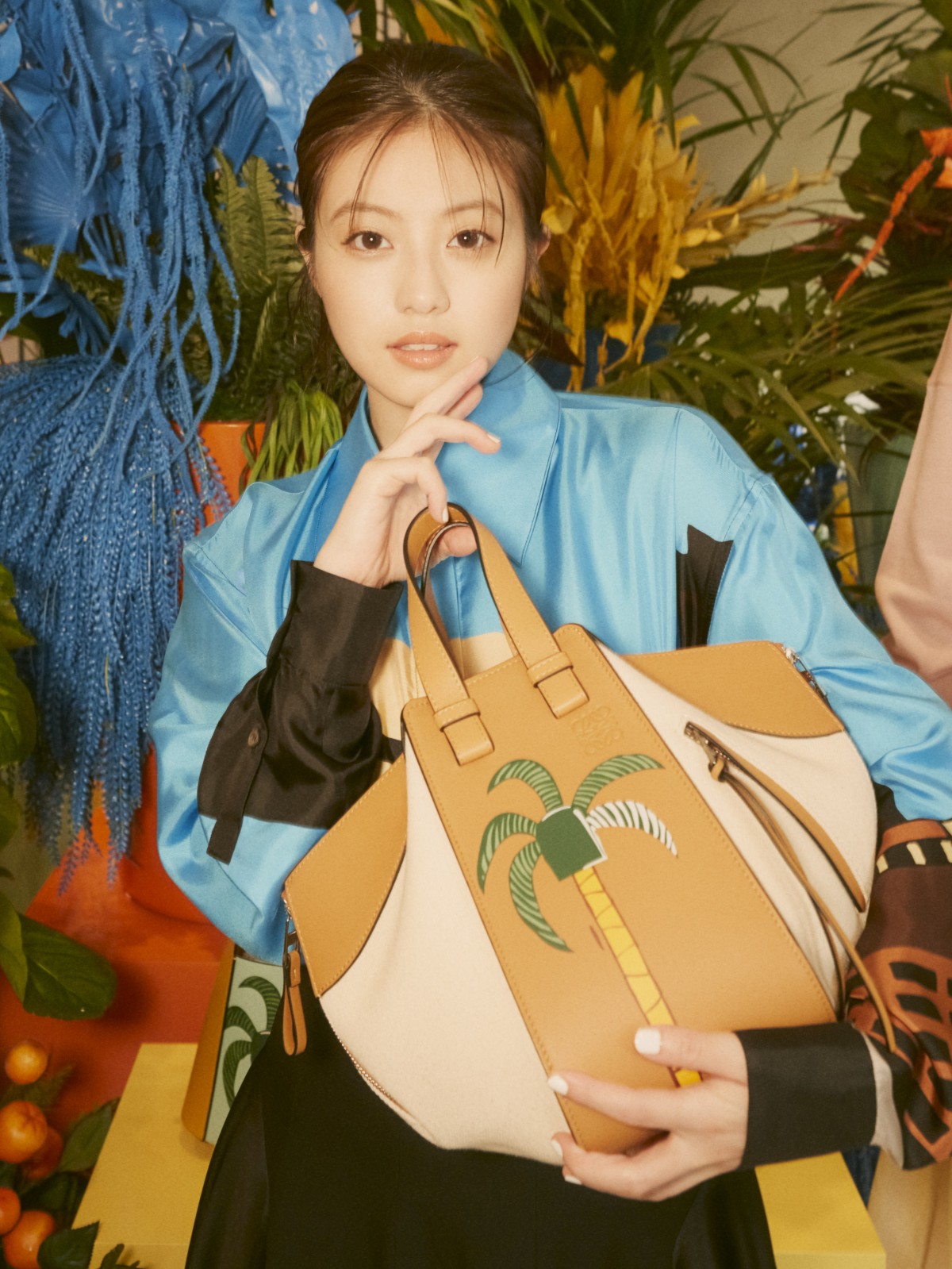 今田美桜、南国ムードの店内で“お買い物” 12万円超のシャツ＆スカート