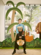 画像 写真 今田美桜 南国ムードの店内で お買い物 12万円超のシャツ スカートに笑顔 2枚目 Oricon News