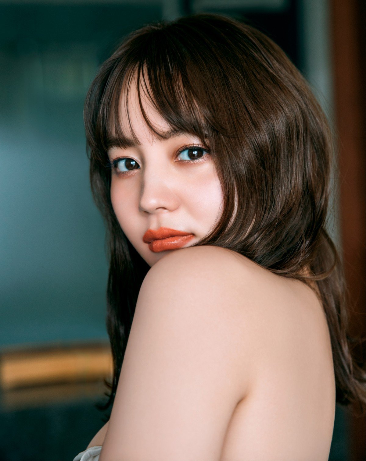 ブレイクガール・NANAMI、写真集表紙で背中を大胆露出 想像力