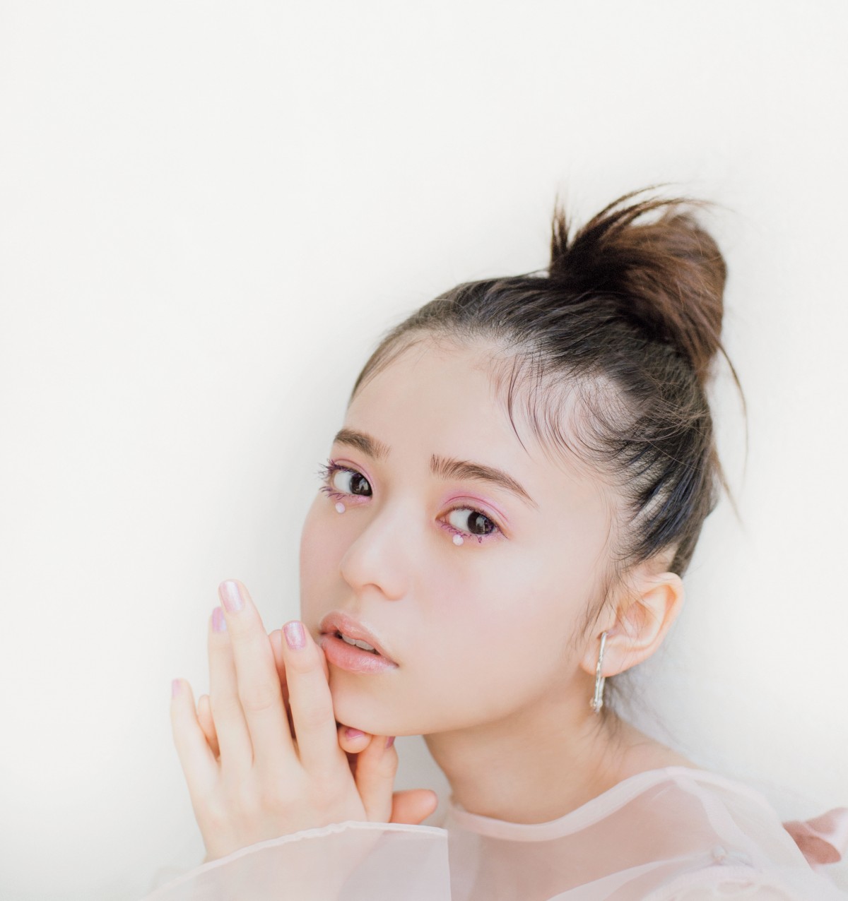 齋藤飛鳥、大人の女性としての「今」表現 『sweet』で新連載スタート