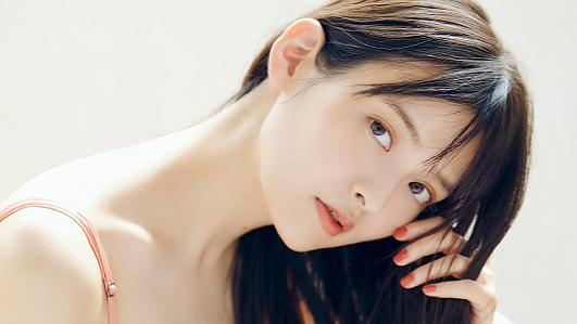 上坂すみれ、大胆な姿に フォトブックで幻想的なエルフ、黒ドレス姿