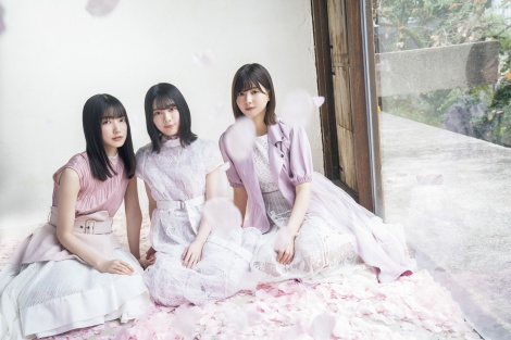 『FLASHスペシャルグラビアBEST』2021年新年号表紙を飾る櫻坂46（左から）大園玲、森田ひかる、渡邉理佐 （C）佐藤佑一、光文社 