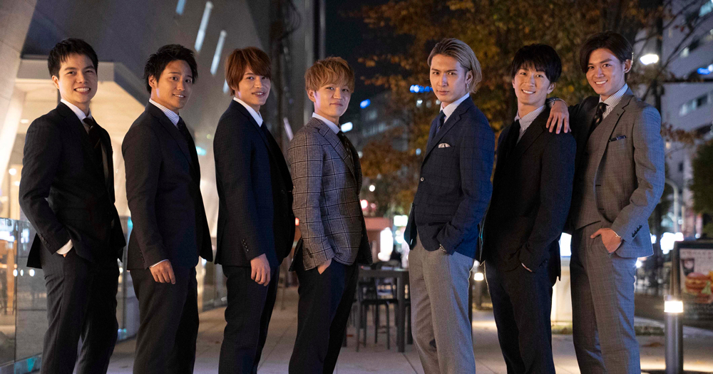 ジャニーズWEST、ビシッとスーツ姿で集合 『Oggi』人気連載で“名刺