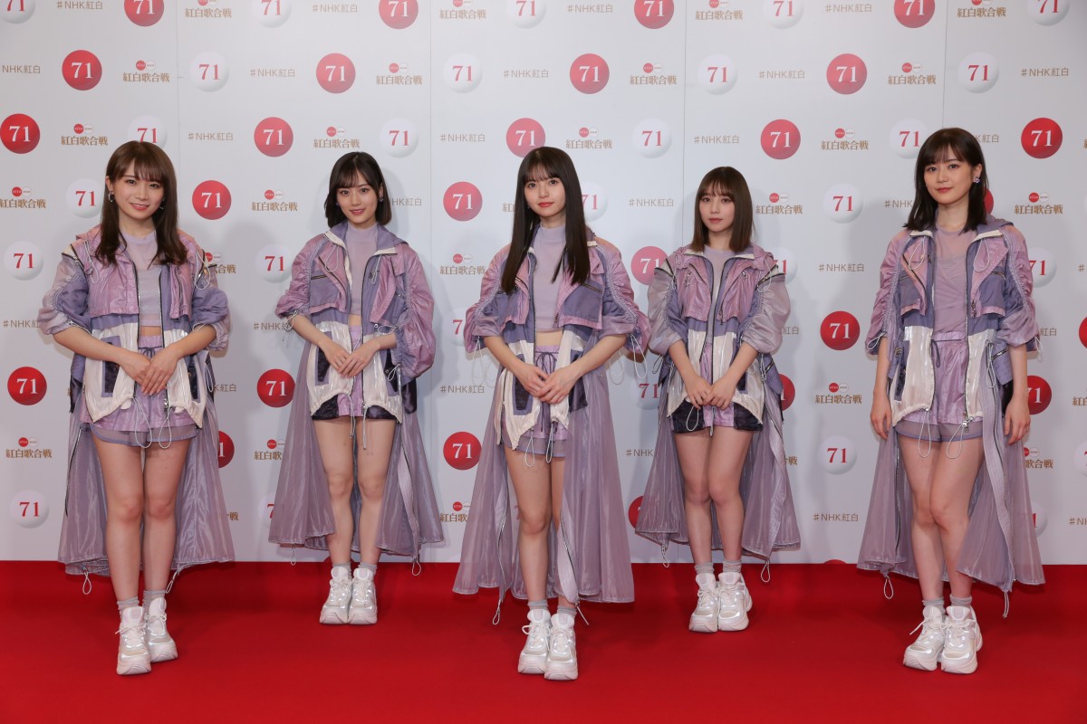 秋元真夏　歌衣装　エロ 画像・写真 | 【紅白リハ】日向坂46、美脚露出衣装で「アザトカワイイ」パフォーマンス 96枚目 | ORICON NEWS