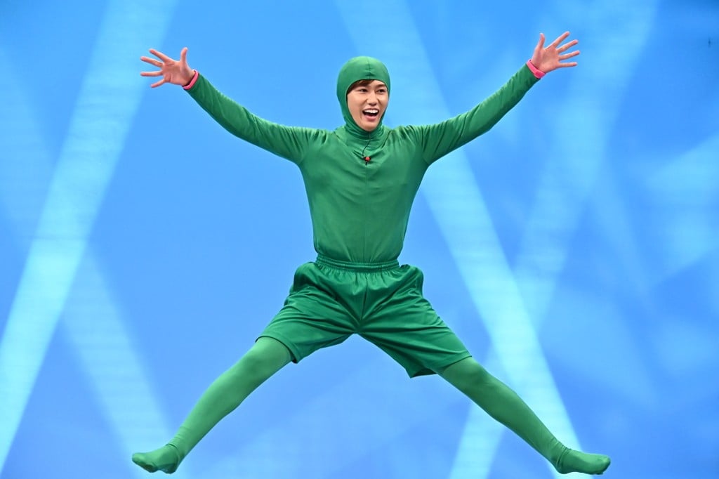 Snow Man阿部亮平、全身タイツで大ジャンプ 持ち前の身体能力を発揮 | ORICON NEWS