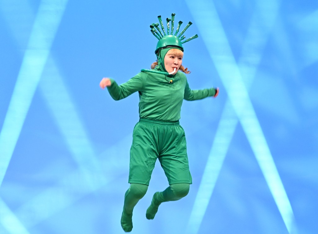 画像・写真 | Snow Man阿部亮平、全身タイツで大ジャンプ 持ち前の身体