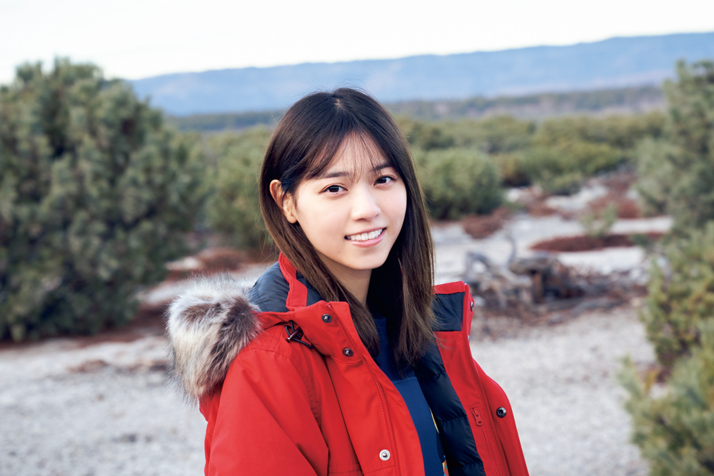 西野七瀬、大自然で見せた透明感とナチュラル笑顔 『マガジン』表紙を