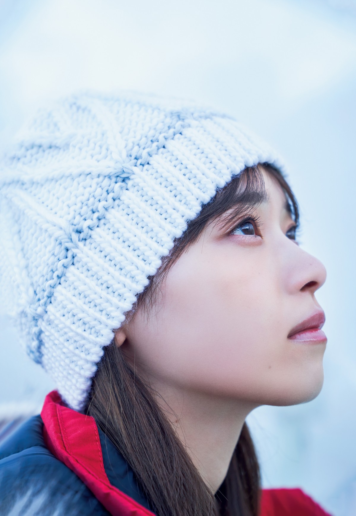 西野七瀬、大自然で見せた透明感とナチュラル笑顔 『マガジン』表紙を