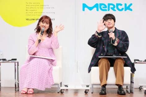 『ハタチからはじめる、みんなの妊活』に登場した（左から）菊地亜美、本田響矢 
