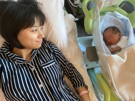 出産直後の母子ショットを公開した高橋ユウ （写真は公式ブログより） 