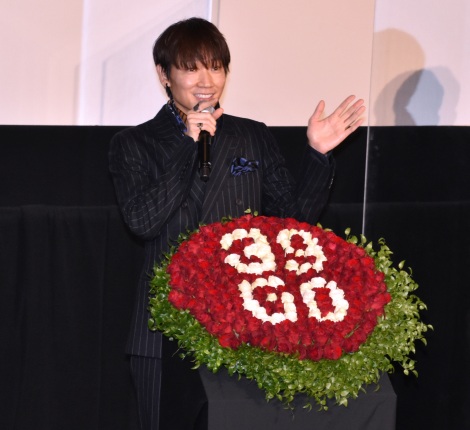 綾野剛 誕生日サプライズに照れ笑い 舘ひろし祝福 39歳 やりたい放題だね Oricon News