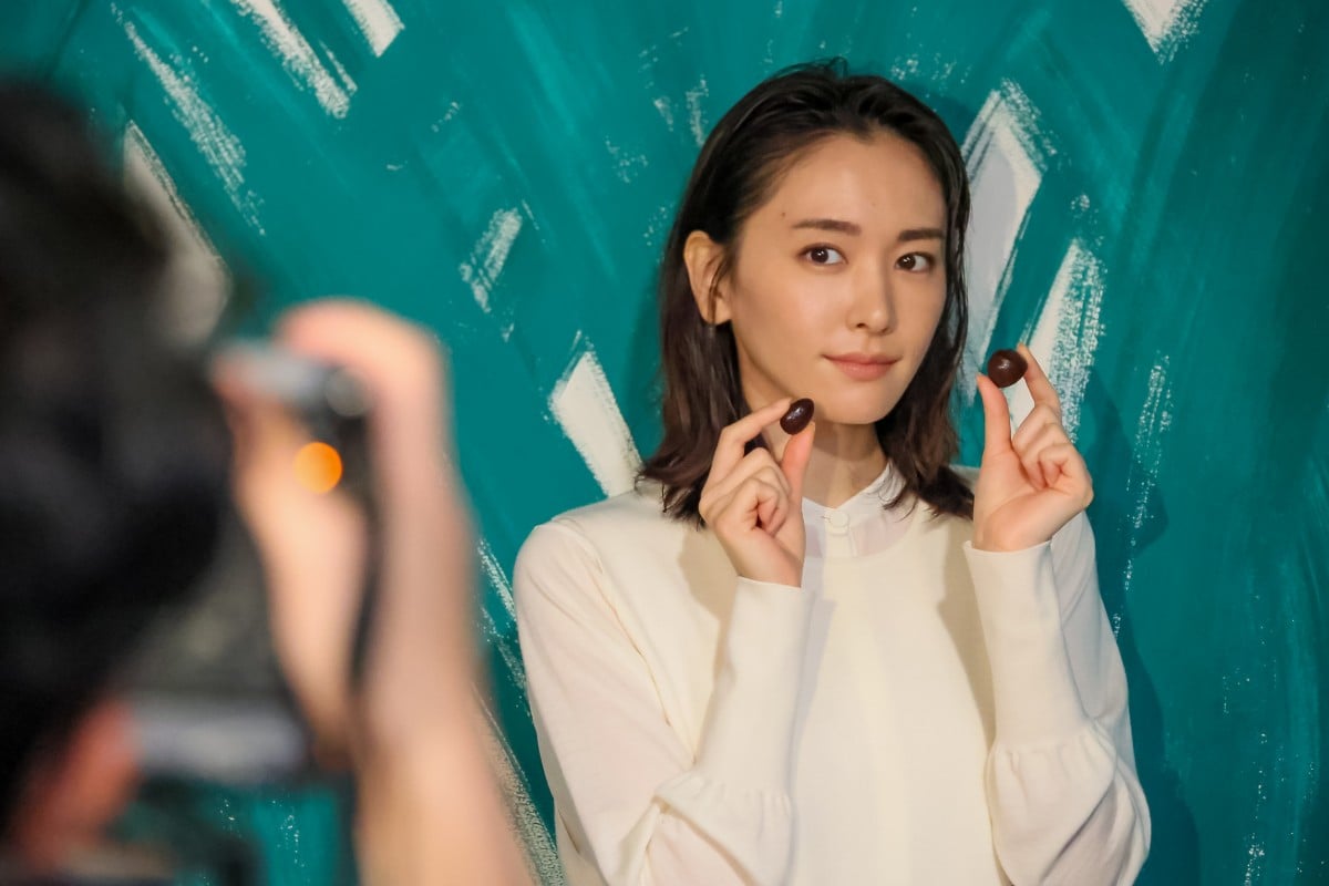 新垣結衣が見せる“ちょっとクールで大人”な表情 普段とは違う髪型＆衣装も注目 | ORICON NEWS