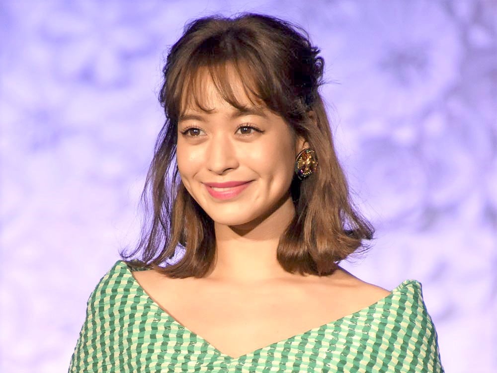 かわいすぎる31歳」野崎萌香、美ボディちらりなドレス姿披露 | ORICON NEWS