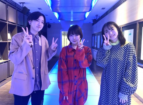 音楽対談番組『OTOGIBANASHI』で対談した(左から)Ayase、aiko、ikura(C)BSフジ 