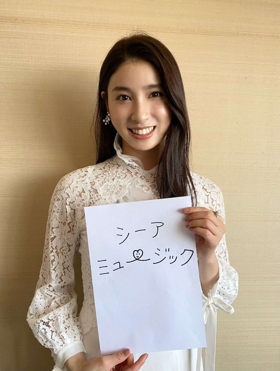 土屋太鳳、シーアとコラボ再び グッズの文字デザインを担当