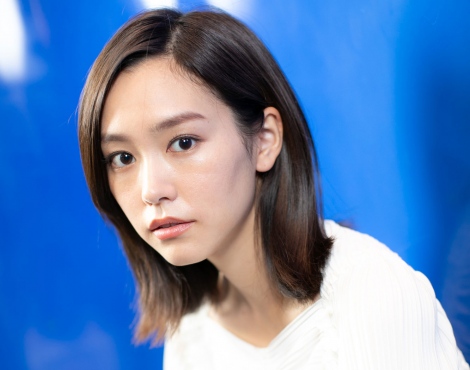 桐谷美玲 大胆すぎる肌見せスタイル Ginger 表紙公開 細っ 最高に美しい Oricon News