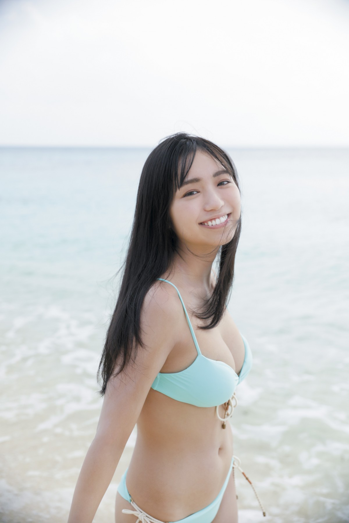 大原優乃、美しい海を背景に圧倒的プロポーション披露 1年ぶり