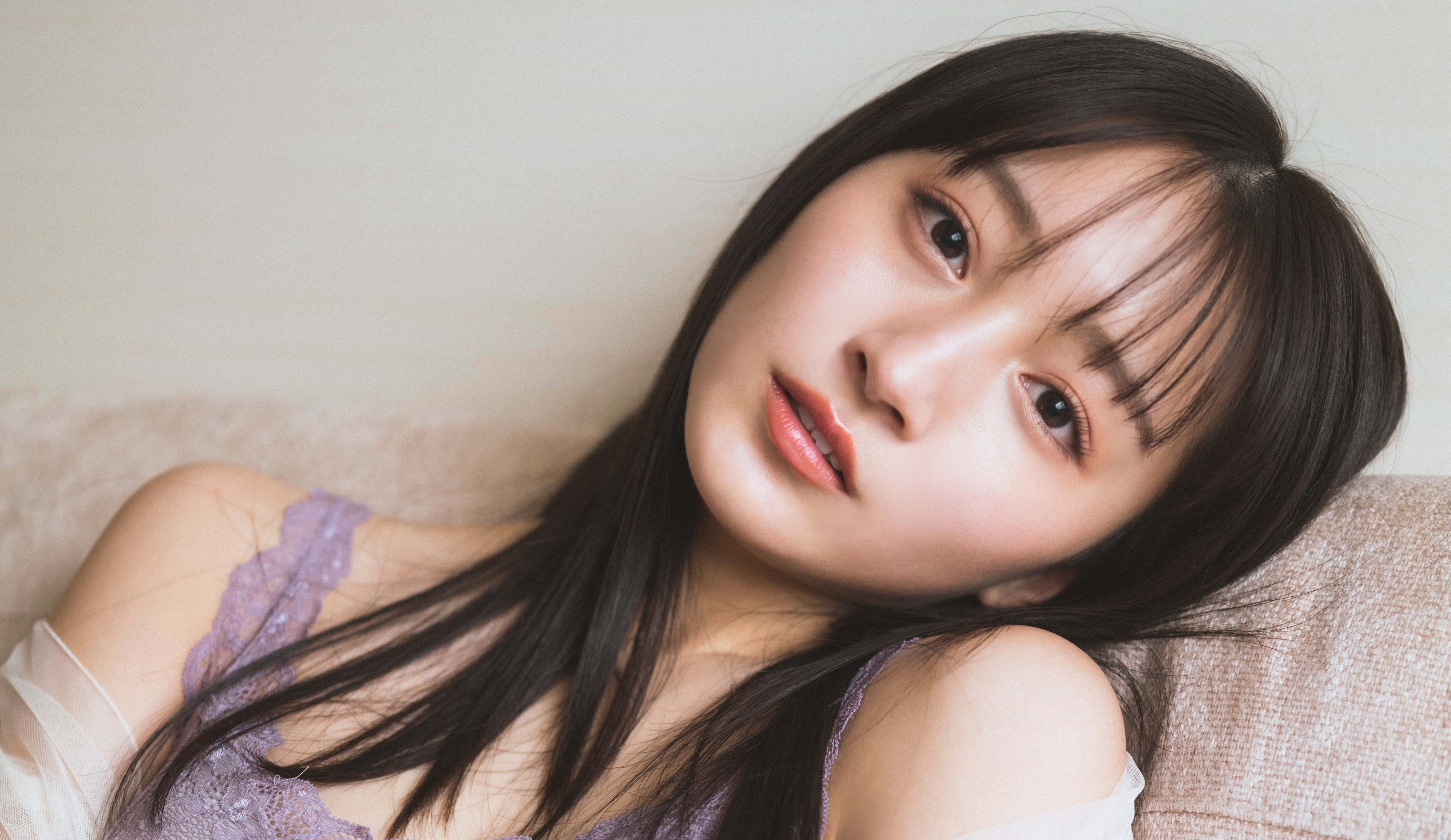 NMB48山本彩加、ビスチェ姿でナチュラルメイク披露 メモリアル本