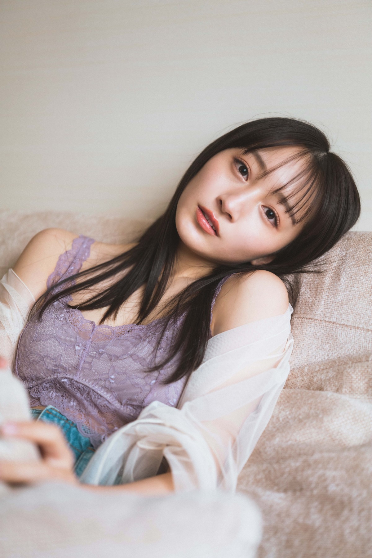 NMB48山本彩加、ビスチェ姿でナチュラルメイク披露 メモリアル本