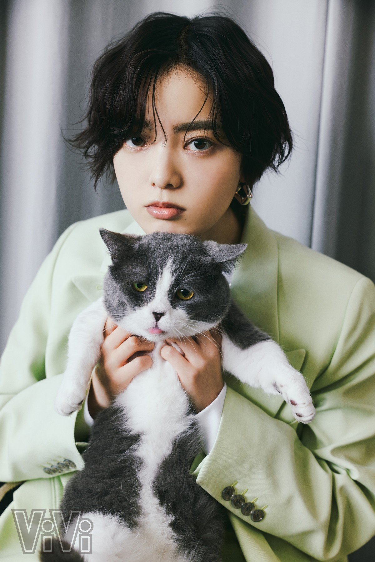 平手友梨奈と猫」尊すぎる2ショット 撮影の合間には猫じゃらしで遊ぶ | ORICON NEWS