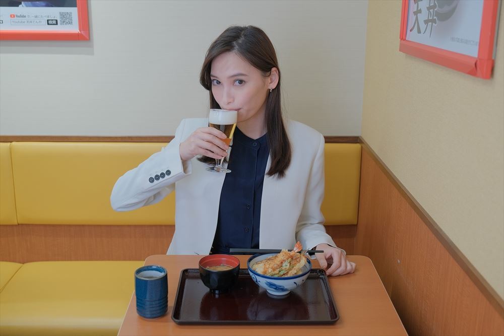 OL　泥酔 大政絢、グルメドラマ初主演で、ギャップがすごいバリキャリOL役 | ORICON NEWS