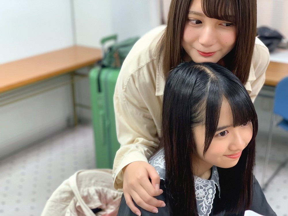 日向坂46・小坂菜緒＆上村ひなの“仲良し姉妹”キュートな素顔【『日向撮