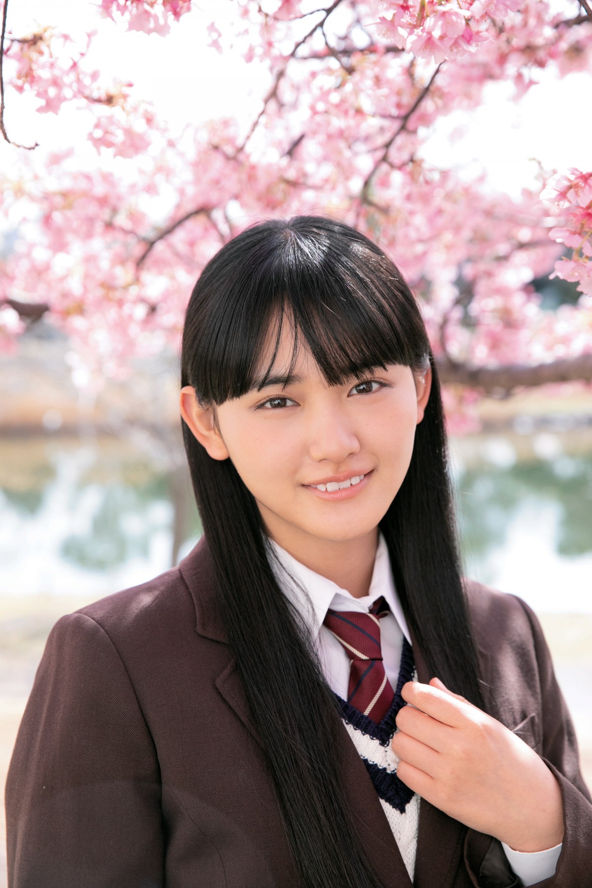 櫻坂46最年少・山崎天、満開の桜とフレッシュな制服 高校入学