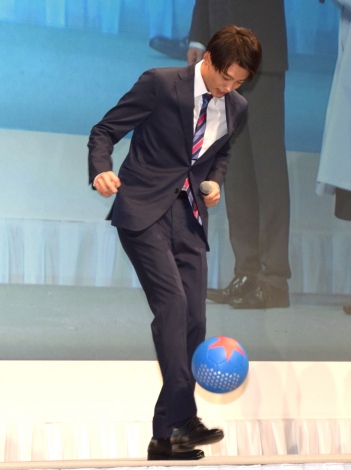 竹内涼真の画像 写真 竹内涼真 スーツ姿でリフティング奮闘 サッカータレントの 宿命 改善訴える 1枚目 Oricon News