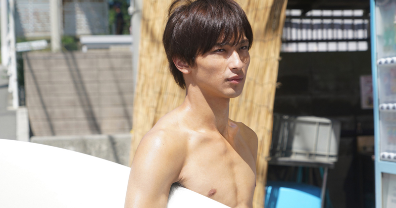 横浜流星 出演 Amazonプライム『しろときいろ』撮影使用 サーフボード 横浜流星、サーフィン初挑戦 ドラマで川口春奈に片思い | オリコン