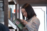 戦争でさまざまな物資の規制が強まる中、書店でラジオ英語講座のテキストを見つけて安堵する安子(C)NHK 