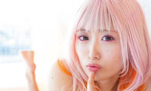 全身整形800万”ゆりあんぬ、初グラビアで「生まれたままの姿」母は元お 