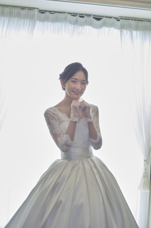 生駒里奈のウエディングドレス姿に 尊い 透明感半端ない オフショットが解禁 Oricon News