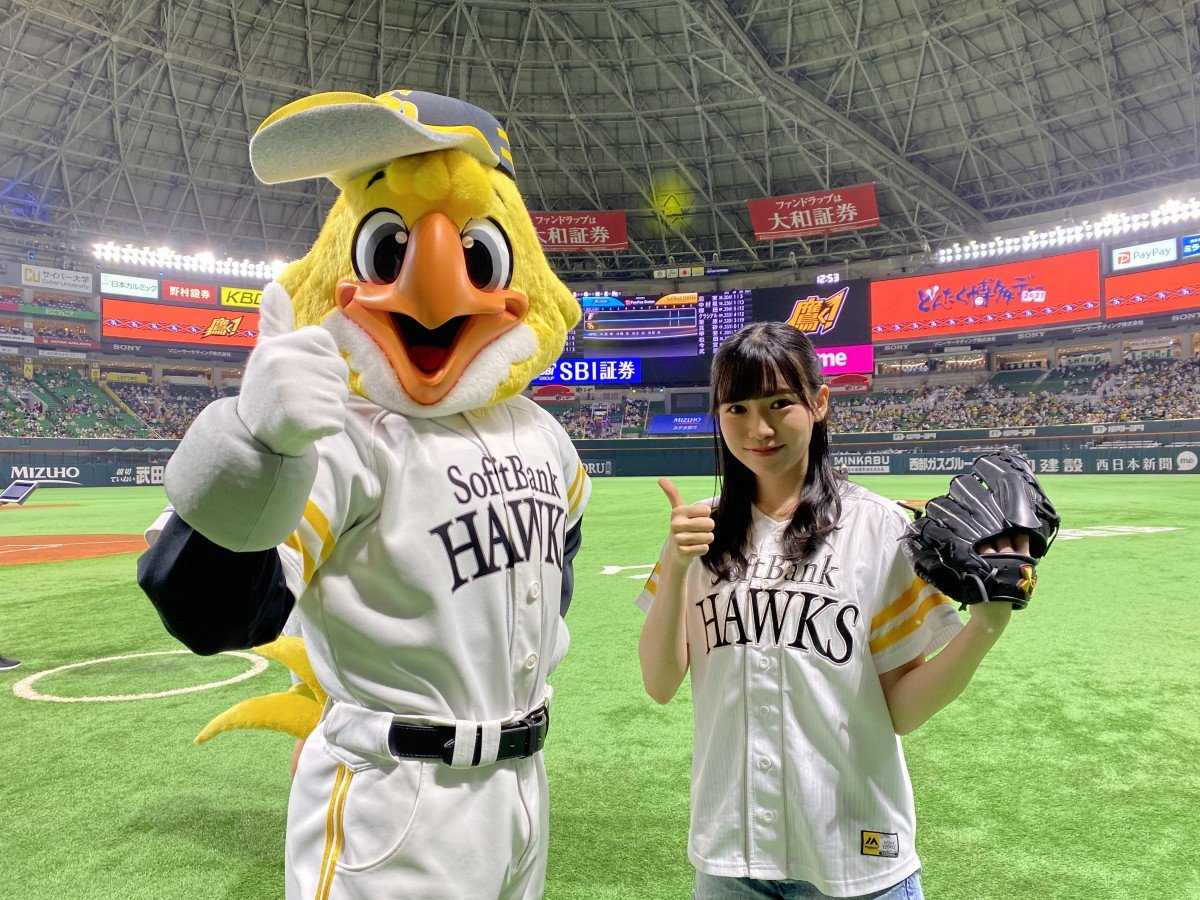 HKT48運上弘菜、ホークス戦で始球式もノーバンならず 美脚全開のショー