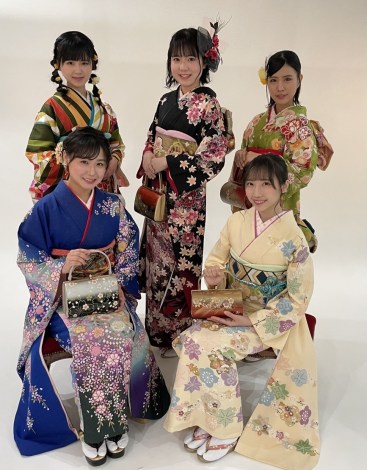 STU48新成人メンバー(前列左から)兵頭葵、薮下楓(後列左から)鈴木彩夏、宗雪里香、渡辺菜月(C)STU 