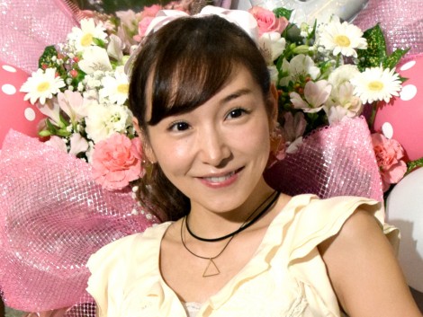 加護亜依、長女の手紙に「感動で涙」 夫からの花束写真も公開  ORICON 