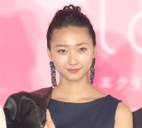 ���R�����A�Ⴋ���́g��h�ʐ^���J�@�u�������́A���ꂳ�܏���v�u�炻������v 