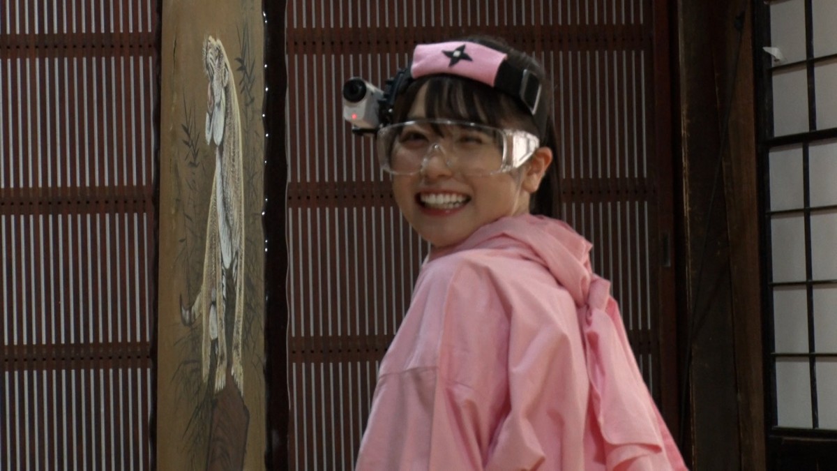 日向坂46丹生明里、ピンクの忍者衣装で防犯カメラとバトル