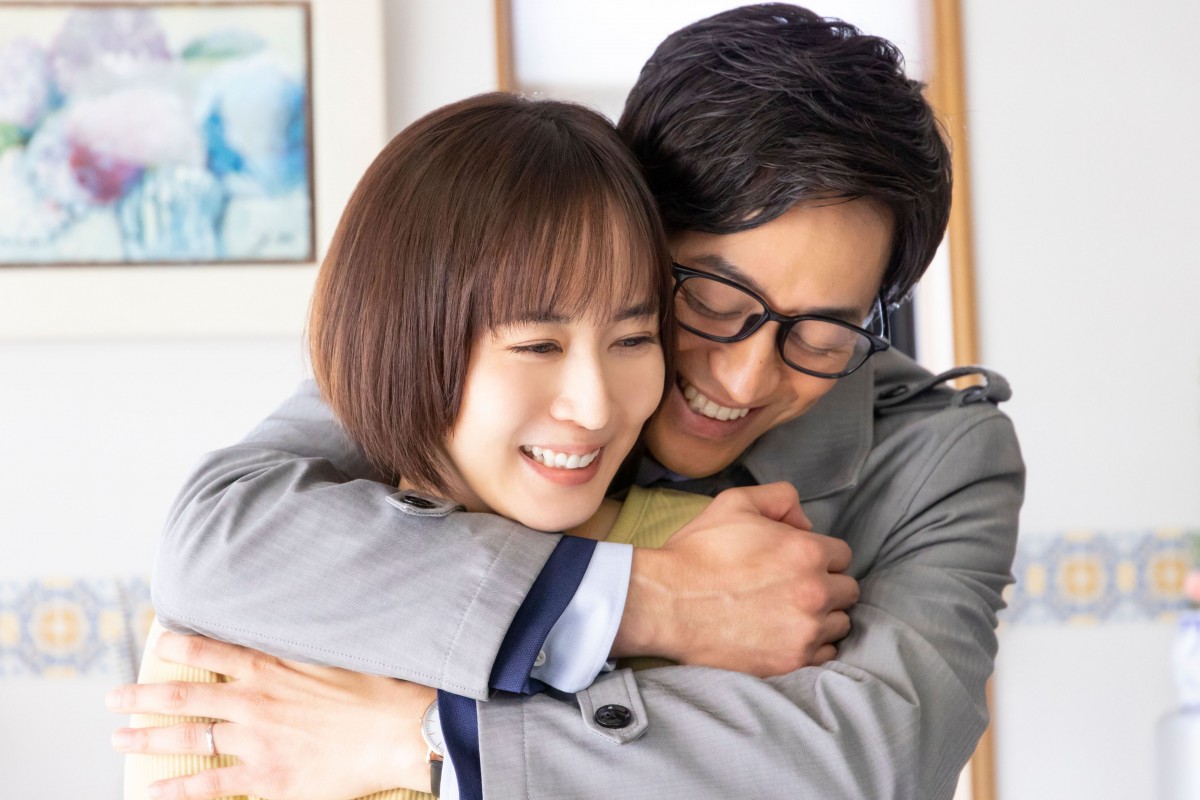 画像・写真 | 比嘉愛未＆竹財輝之助、セクシーに抱き合う… 『にぶんのいち夫婦』キービジュアル解禁 2枚目 | ORICON NEWS