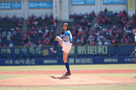 稲村亜美 3年ぶり始球式 ショーパン姿で95キロ 一から肩を作り直してやっとここまで Oricon News
