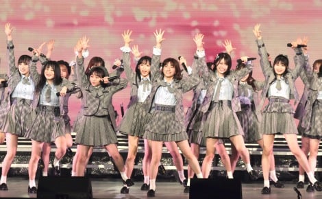 w17LIVE presents AKB48 15th Anniversary LIVE AKB48`[8 ScA[ `47̑fGȊXց` t@Ci _ސ쌧u^ȋグāvx (C)ORICON NewS inc. 