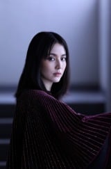 ���V�܂��݁A�f�r���[20���N�L�O��10���ڂ̎ʐ^�W�@3�l�̃J�����}�����قȂ�e�[�}�ŎB�e 