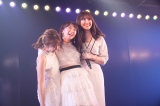 盟友・高橋みなみ(左)、小嶋陽菜(右)に見届けられて卒業した峯岸みなみ(中央)(C)AKB48 