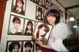 『AKB48峯岸みなみ卒業公演』終演後、壁掛け写真を外した峯岸みなみ(C)AKB48 